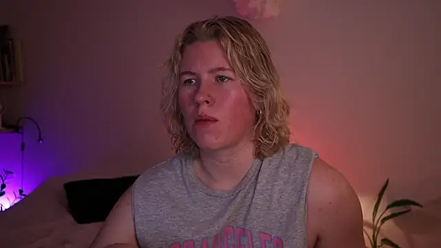 Snapshot of moonamii chatting on 12-19-25, 02:57 moonamii online show from 12-19-25, 02:57