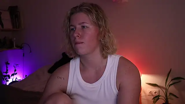 Snapshot of moonamii chatting on 12-22-25, 06:27 moonamii online show from 12-22-25, 06:27