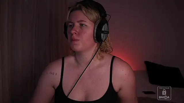 Snapshot of moonamii chatting on 01-09-26, 07:04 moonamii online show from 01-09-26, 07:04