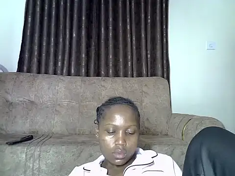 Snapshot of AurelAda chatting on 12-17-25, 11:33 AurelAda online show from 12-17-25, 11:33