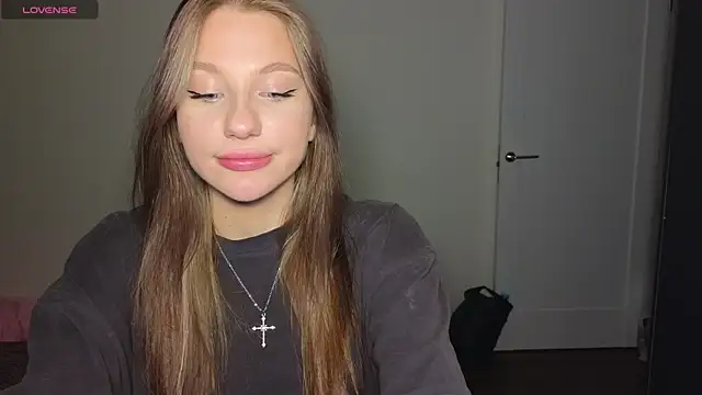 Snapshot of MiaKeler chatting on 02-05-25, 10:01 MiaKeler online show from 02-05-25, 10:01