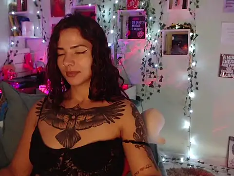 Snapshot of BeellyDance chatting on 10-30-25, 02:18 BeellyDance online show from 10-30-25, 02:18