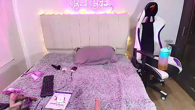 Snapshot of a_belladanger chatting on 12-22-24, 08:25 a belladanger online show from 12-22-24, 08:25