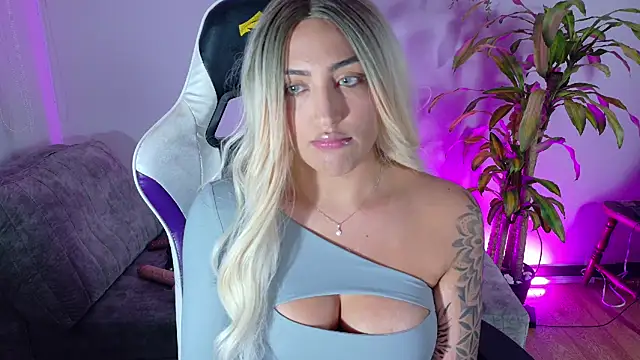 Snapshot of a_belladanger chatting on 10-25-25, 01:35 a belladanger online show from 10-25-25, 01:35