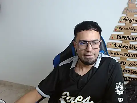 Snapshot of Andrew_slick chatting on 03-13-26, 05:36 Andrew slick online show from 03-13-26, 05:36