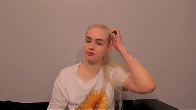 Snapshot of OliviaKisss chatting on 03-23-26, 01:15 OliviaKisss online show from 03-23-26, 01:15