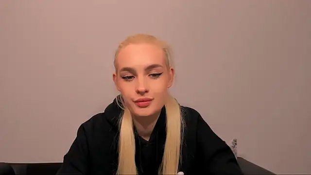 Snapshot of OliviaKisss chatting on 03-25-26, 08:15 OliviaKisss online show from 03-25-26, 08:15