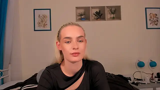 Snapshot of OliviaKisss chatting on 04-15-26, 07:32 OliviaKisss online show from 04-15-26, 07:32