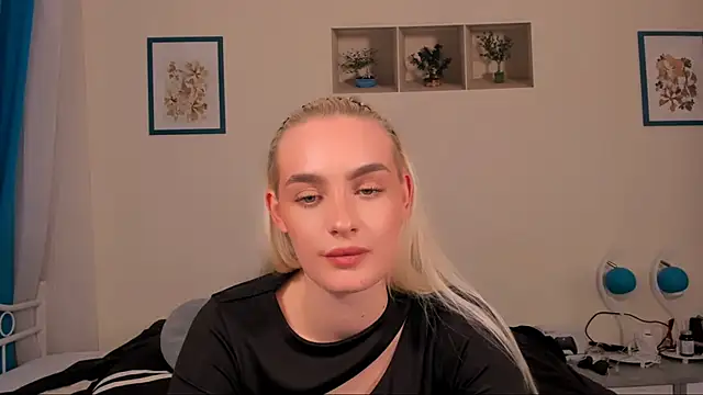 Snapshot of OliviaKisss chatting on 04-15-26, 07:58 OliviaKisss online show from 04-15-26, 07:58