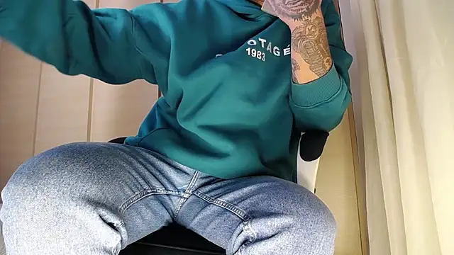 Snapshot of FindomJason chatting on 12-13-24, 02:49 FindomJason online show from 12-13-24, 02:49