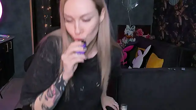 Snapshot of Blckmirrorr chatting on 12-18-25, 08:42 Blckmirrorr online show from 12-18-25, 08:42