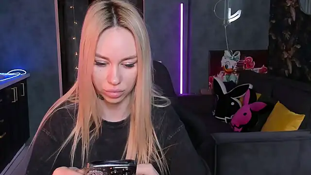 Snapshot of Blckmirrorr chatting on 02-06-26, 08:18 Blckmirrorr online show from 02-06-26, 08:18