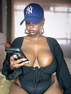 Snapshot of Sexy_panda69 chatting on 12-14-25, 02:33 Sexy panda69 online show from 12-14-25, 02:33