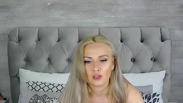 Snapshot of IsabellaDeRosa chatting on 03-07-25, 12:23 IsabellaDeRosa online show from 03-07-25, 12:23