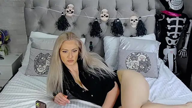 IsabellaDeRosa online show from 10-28-25, 09:46