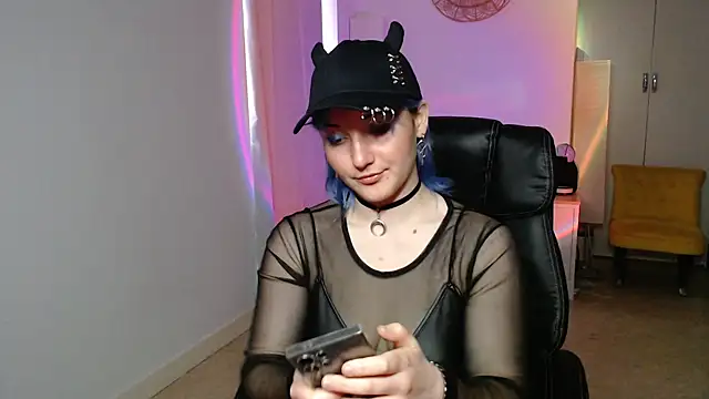 Crystal-dreamt online show from 11-05-25, 01:22