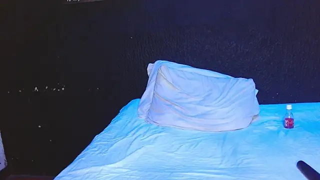 Snapshot of ASTRIDBULM chatting on 12-19-25, 08:27 ASTRIDBULM online show from 12-19-25, 08:27