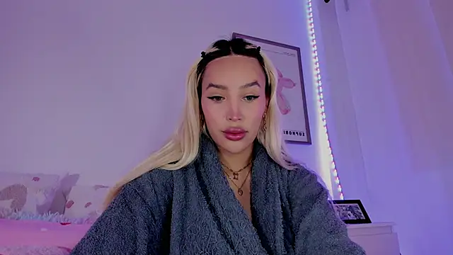 Snapshot of _viioletweekend_ chatting on 03-14-25, 03:47 viioletweekend online show from 03-14-25, 03:47