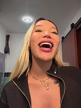 Snapshot of _viioletweekend_ chatting on 11-25-25, 06:08 viioletweekend online show from 11-25-25, 06:08