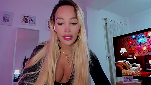 Snapshot of _viioletweekend_ chatting on 12-16-25, 08:47 viioletweekend online show from 12-16-25, 08:47