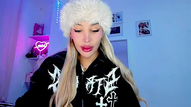 Snapshot of _viioletweekend_ chatting on 02-14-26, 08:05 viioletweekend online show from 02-14-26, 08:05