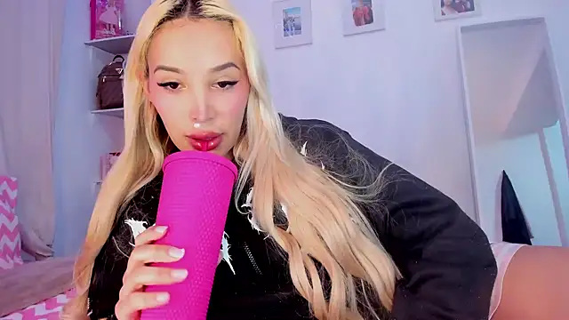 Snapshot of _viioletweekend_ chatting on 03-16-26, 08:57 viioletweekend online show from 03-16-26, 08:57