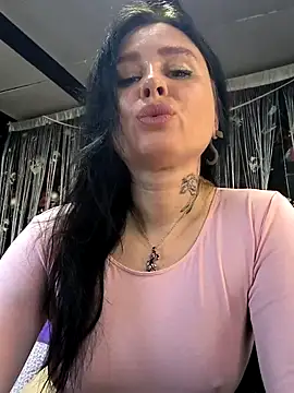 Snapshot of KikiXRed chatting on 04-28-26, 04:39 KikiXRed online show from 04-28-26, 04:39