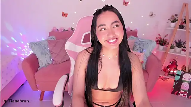 Zara uwu  online show from 10-24-25, 12:12