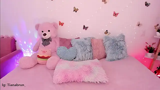 Zara uwu  online show from 11-22-25, 12:15