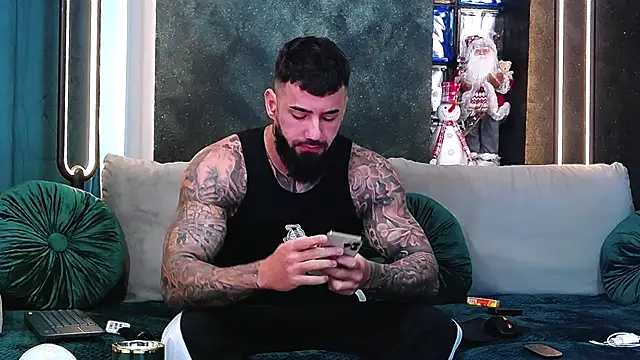 Snapshot of masterkingofmusclee chatting on 12-04-24, 08:34 masterkingofmusclee online show from 12-04-24, 08:34