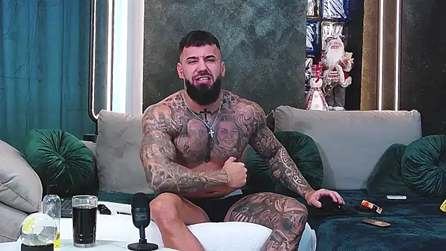 Snapshot of masterkingofmusclee chatting on 12-17-24, 12:33 masterkingofmusclee online show from 12-17-24, 12:33