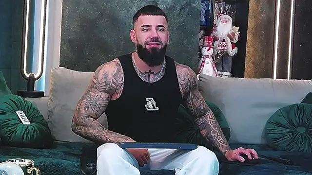 Snapshot of masterkingofmusclee chatting on 12-27-24, 09:17 masterkingofmusclee online show from 12-27-24, 09:17