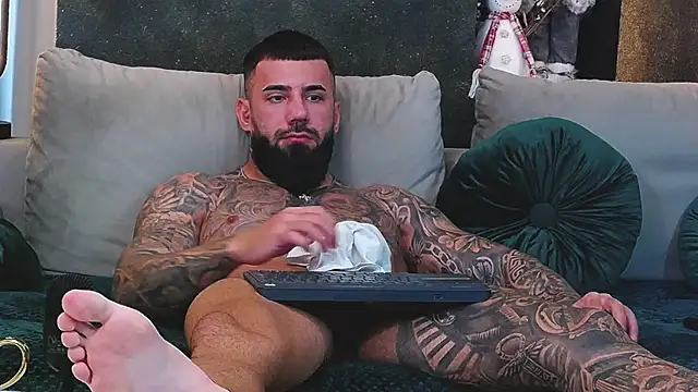 Snapshot of masterkingofmusclee chatting on 12-27-24, 12:23 masterkingofmusclee online show from 12-27-24, 12:23