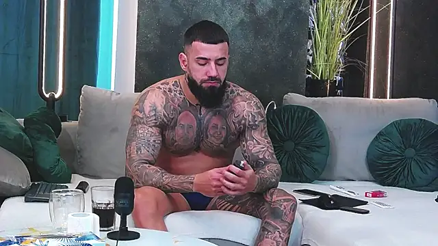 Snapshot of masterkingofmusclee chatting on 01-16-25, 01:47 masterkingofmusclee online show from 01-16-25, 01:47