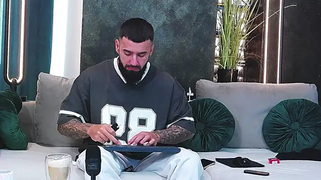 Snapshot of masterkingofmusclee chatting on 01-18-25, 06:45 masterkingofmusclee online show from 01-18-25, 06:45