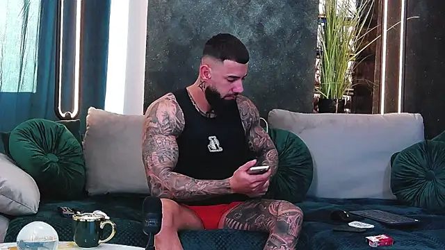 Snapshot of masterkingofmusclee chatting on 01-28-25, 06:27 masterkingofmusclee online show from 01-28-25, 06:27