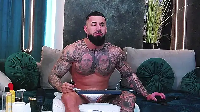 Snapshot of masterkingofmusclee chatting on 02-04-25, 01:16 masterkingofmusclee online show from 02-04-25, 01:16