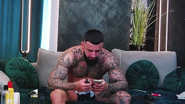 Snapshot of masterkingofmusclee chatting on 02-05-25, 10:08 masterkingofmusclee online show from 02-05-25, 10:08