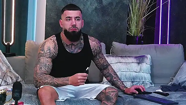 Snapshot of masterkingofmusclee chatting on 02-12-25, 06:19 masterkingofmusclee online show from 02-12-25, 06:19