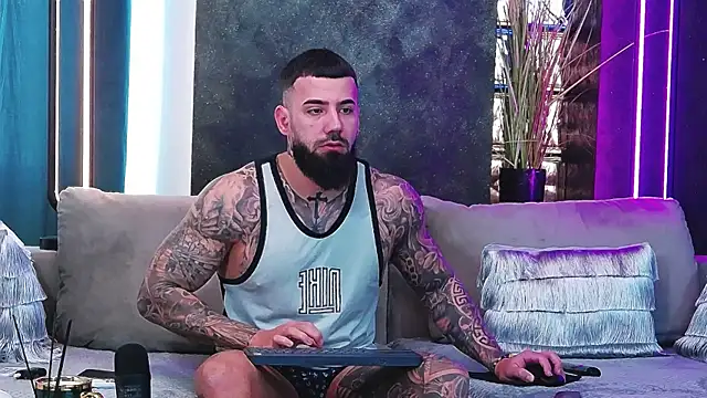 Snapshot of masterkingofmusclee chatting on 02-24-25, 06:49 masterkingofmusclee online show from 02-24-25, 06:49