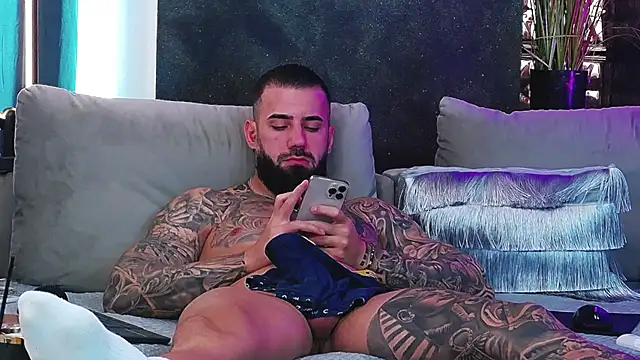 Snapshot of masterkingofmusclee chatting on 02-25-25, 10:15 masterkingofmusclee online show from 02-25-25, 10:15