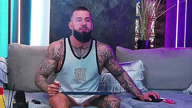 Snapshot of masterkingofmusclee chatting on 02-26-25, 08:48 masterkingofmusclee online show from 02-26-25, 08:48