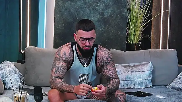 Snapshot of masterkingofmusclee chatting on 03-03-25, 06:15 masterkingofmusclee online show from 03-03-25, 06:15