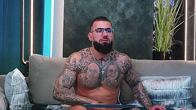 Snapshot of masterkingofmusclee chatting on 03-06-25, 02:08 masterkingofmusclee online show from 03-06-25, 02:08