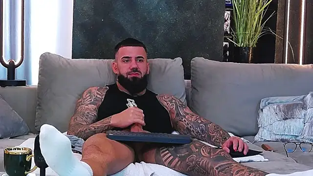 Snapshot of masterkingofmusclee chatting on 03-12-25, 11:31 masterkingofmusclee online show from 03-12-25, 11:31