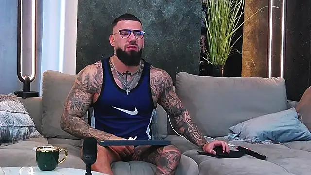 Snapshot of masterkingofmusclee chatting on 03-17-25, 07:13 masterkingofmusclee online show from 03-17-25, 07:13