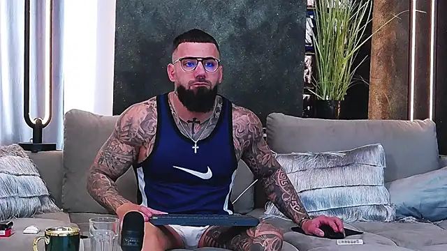 Snapshot of masterkingofmusclee chatting on 03-18-25, 08:36 masterkingofmusclee online show from 03-18-25, 08:36