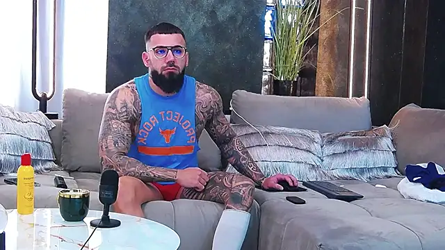 Snapshot of masterkingofmusclee chatting on 03-20-25, 07:47 masterkingofmusclee online show from 03-20-25, 07:47