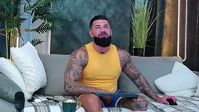 Snapshot of masterkingofmusclee chatting on 09-17-25, 07:21 masterkingofmusclee online show from 09-17-25, 07:21