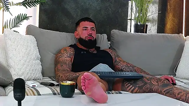 Snapshot of masterkingofmusclee chatting on 09-22-25, 09:00 masterkingofmusclee online show from 09-22-25, 09:00